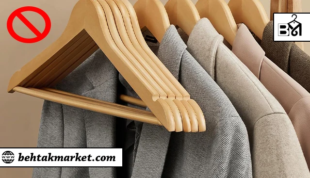 آویزان کردن کت روی آویز چوبی نازک
