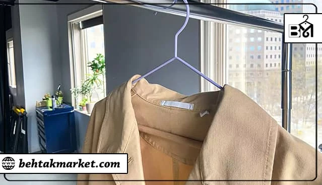 آویزان کردن پالتو روی آویز فلزی نامناسب 