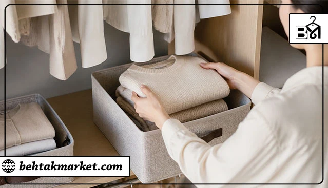 جمع کردن و تا کردن لباس‌های زمستانی در باکس پارچه‌ای