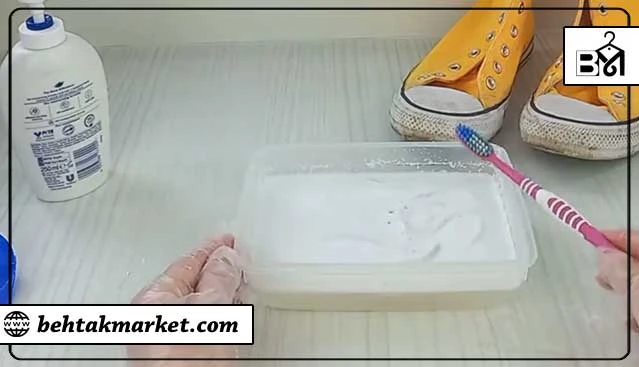شستشوی اولیه بند کفش سفید با مایع ظرفشویی و مسواک 